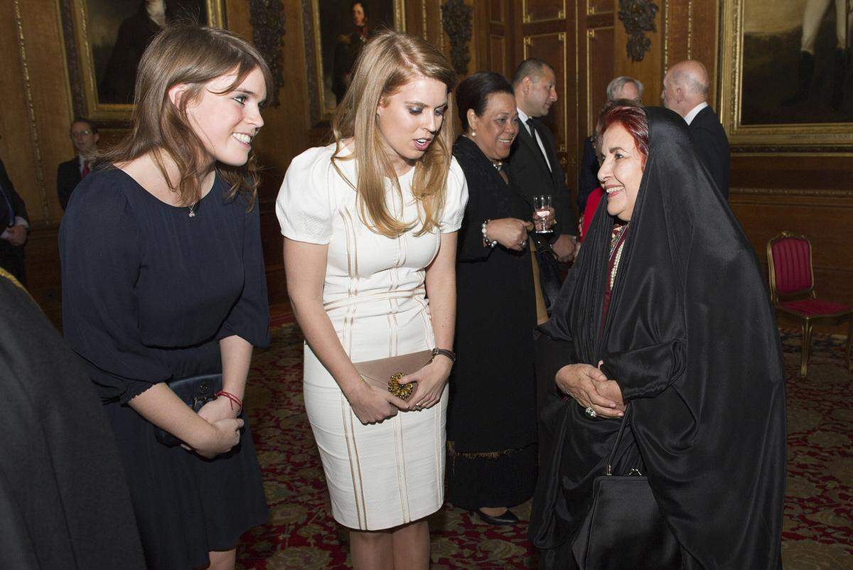 Auch die Prinzessinnen Eugenie und Beatrice waren mit von der Partie und plauderten mit den hochkarätigen Gästen.