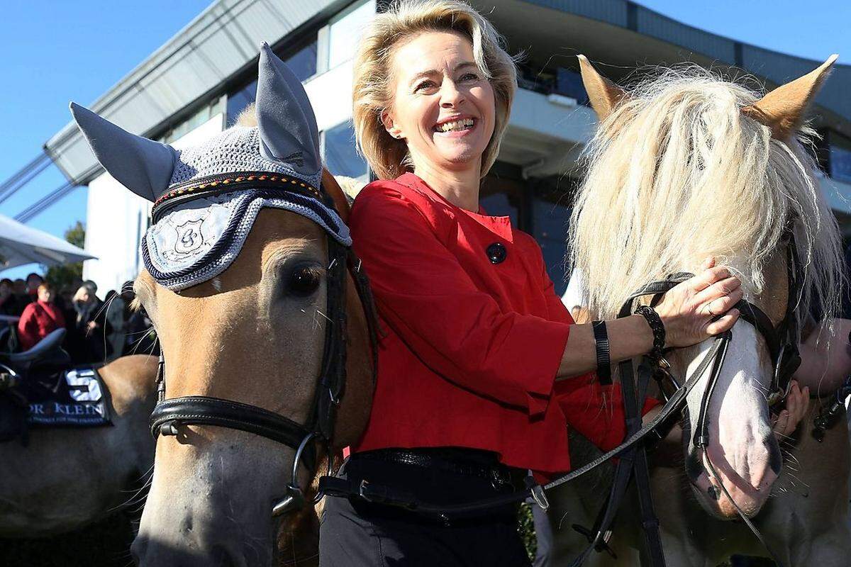 Die spektakulärste Neuerung in Merkels drittem Ursula von der Leyen (55, CDU) werkt als Verteidigungsministerin. Erstmals bekam die Bundeswehr damit einen weiblichen Chef. Von der Leyen, die erst die Familienpolitik der CDU entideologisierte und dann im Arbeitsministerium solide Arbeit leistete, wird immer wieder als mögliche Nachfolgerin Merkels genannt. Vielleicht hat die Kanzlerin sie deshalb auf diesen Posten gehievt: Hier gibt es nämlich wenig zu gewinnen.