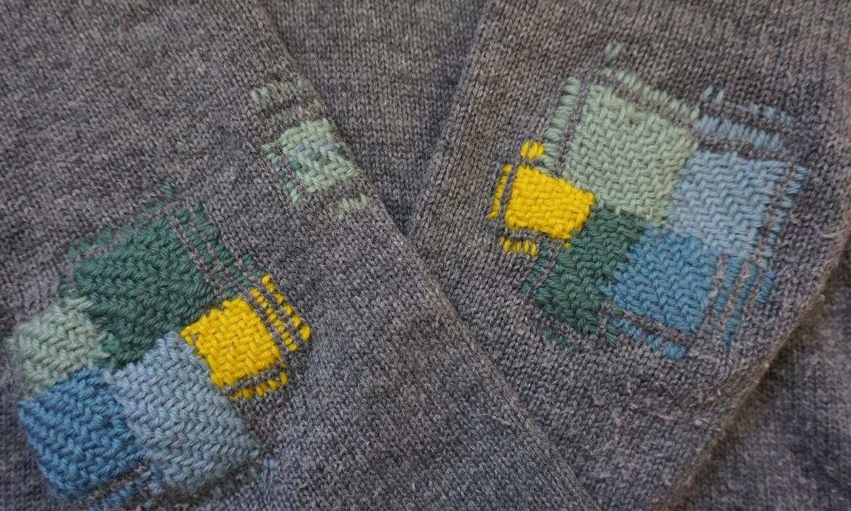 Visible Mending baut auf Grundstichen des Stickens und Webens auf.