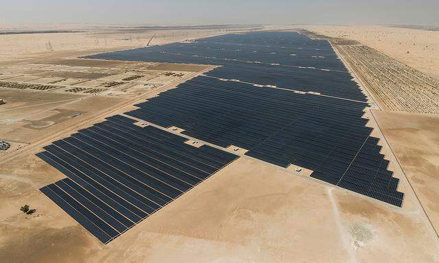 Das riesige Solarkraftwerk Noor Abu Dhabi in den Arabischen Emiraten.