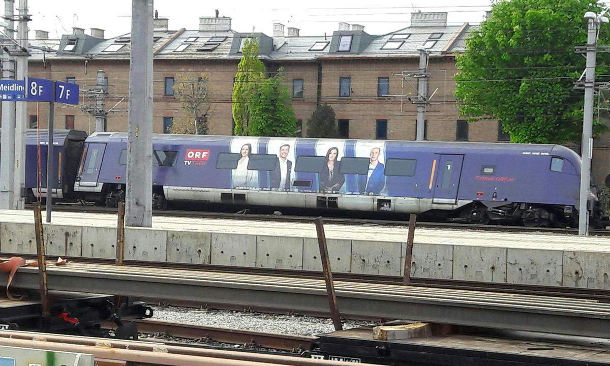 Bei der Kollision zweier Züge im Bahnhof Wien-Meidling sind am Karsamstagnachmittag neun Personen eher leicht verletzt worden. Todesopfer gab es glücklicherweise nicht. Das Unglück ereignete sich gegen 16.30 Uhr beim Bahnsteig 5 im Bahnhof.