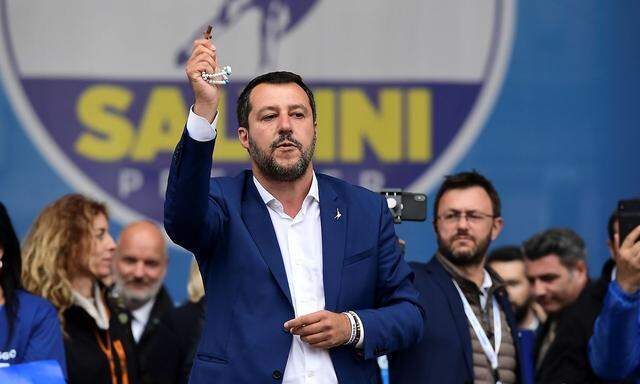 Matteo Salvini trat mit Rosenkranz vor die Lega-Anhänger und kritisierte den Papst wegen dessen Migrationsaussagen.