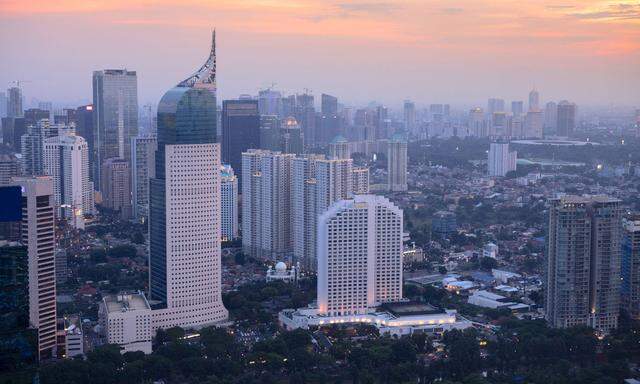 Skyline Indonesia Southeast Asia PUBLICATIONxINxGERxSUIxAUTxONLY Copyright AlexxRobinson