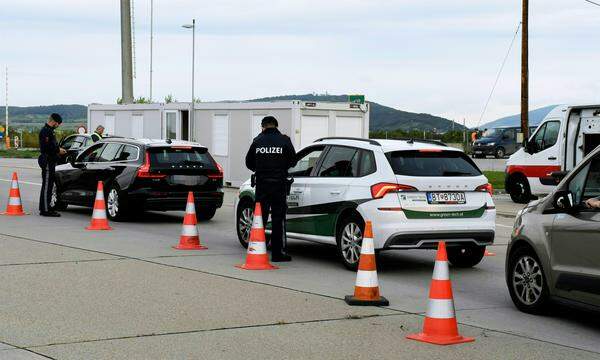 Österreich kooperiert bei der Operation Fox mit Nordmazedonien, Serbien und Ungarn bei der Grenzsicherung. Bis Ende August 2023 wurden laut Innenministerium 340 Schlepper festgenommen. 
