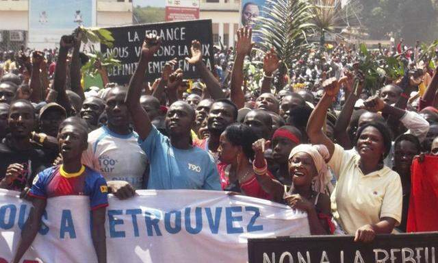 Supporters of Central African Republic President Bozize and anti-rebel protesters chant slogans in Bangui