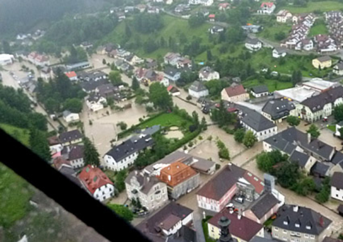 Ybbsitz im Bezirk Amstetten war am Mittwoch von der Außenwelt abgeschnitten. Praktisch der ganze Ort war einen Meter überflutet. Bezirksfeuerwehrsprecher Philipp Gutlederer berichtete, dass einige Bewohner mit den Nerven am Ende seien. In der Nacht auf Donnerstag entspannte sich die Situation, die Bewohner konnten erstmals wieder halbwegs ruhig schlafen.