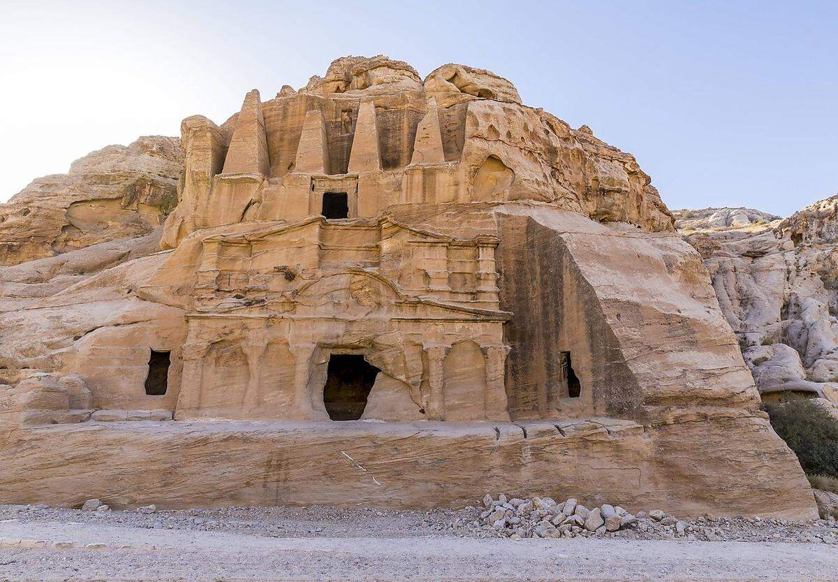 Ein Land so facettenreich wie Jordanien ist schwer zu finden. Berühmt ist die Felsenstadt Petra, Taucher lieben das Rote Meer an der jordanischen Küste, die Luxusresorts am Toten Meer bieten heilsame Ruhe; die Hauptstadt Amman ist bekannt für eine gute Galerienszene. Die mediterranen Orte des Nordens werden mit dem sandigen Süden seit Kurzem durch eine Wanderroute verbunden - rund 30 Tage wandert man durch das ganze Land.