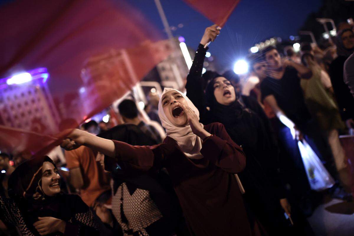Der Putsch ist aber niedergeschlagen. Die staatlichen Medien berichten, dass die letzten Soldaten der Putschisten festgenommen seien.  Im Bild: Der Taksim-Platz in Istanbul Samstagabend.