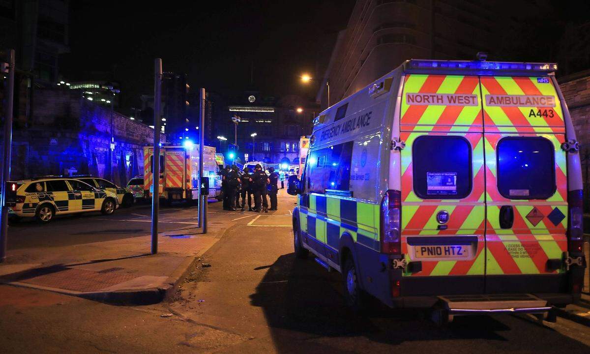 Krankenwagen rasten zur Manchester Arena. Hubschrauber kreisten über dem Areal. Notfalldienste und Feuerwehr baten die Bevölkerung über den Kurznachrichtendienst Twitter, sie wegen des Einsatzes nur bei lebensbedrohlichen Angelegenheiten zu kontaktieren.  
