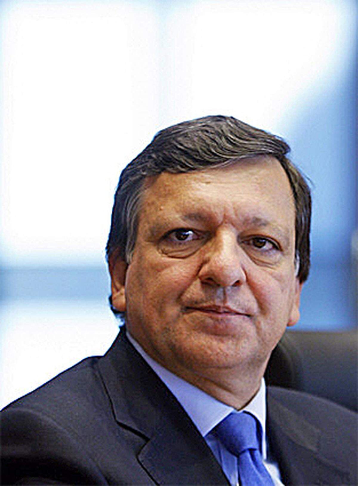 Jose Manuel Barroso ist standfester als viele glaubten. Attacken, er habe die Finanzkrise nicht kommen sehen und keine europäische Strategie dagegen aufgeboten, prallen an dem 53-jährigen EU-Kommissionspräsidenten ab. Er verweist auf die zahlreichen Initiativen seiner Riesenbehörde, so zum Ausbau der europäischen Finanzaufsicht. 