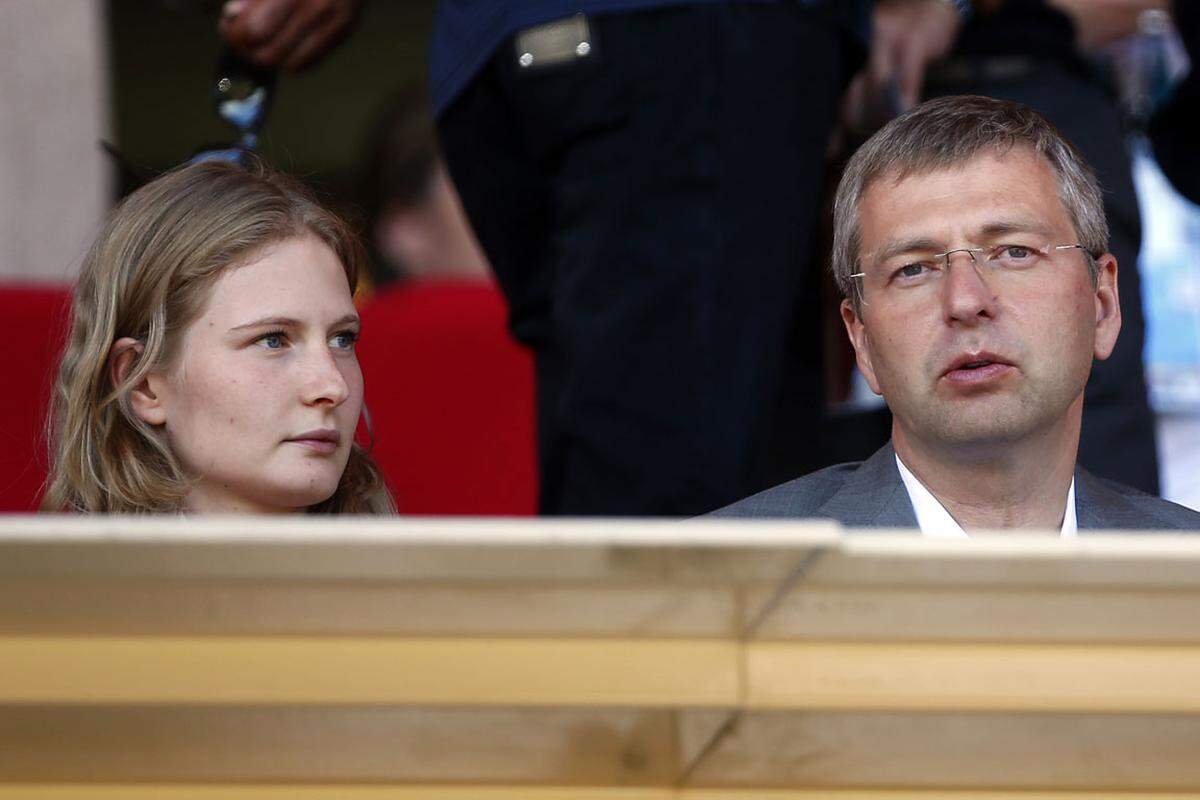 Zudem erhielt die Frau das Sorgerecht für die gemeinsame Tochter Ekaterina (links im Bild). Dmitri und Elena waren 23 Jahre lang verheiratet - und lieferte sich von 2008 bis 2014 einen Rosenkrieg über die Bedingungen der Scheidung. 