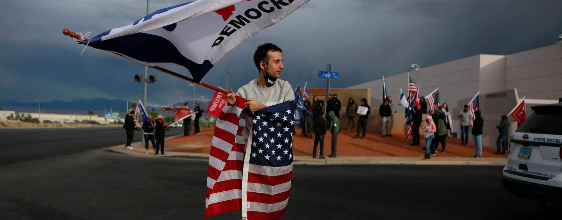 Zwei Lager auch in Las Vegas: Kevin Abrahami freut sich für die Demokraten, hinter ihm protestieren Anhänger von Donald Trump.