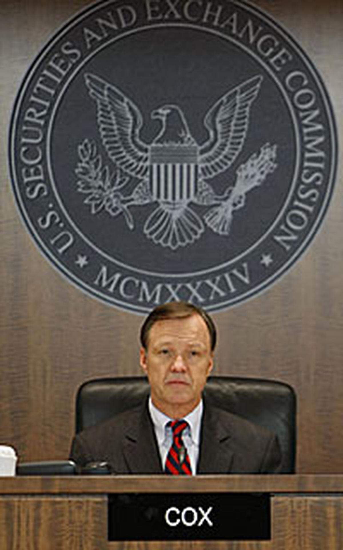 Zurück zur Gegenwart: Im Fall Madoff hat die US-Finanzaufsicht SEC schwere Fehler eingestanden. Mindestens seit 1999 war mehreren konkreten Vorwürfen gegen den New Yorker Investmentmanager Bernard Madoff und sein gigantisches "Schneeball-System" nicht ausreichend nachgegangen worden, gab SEC-Chef Christopher Cox zu.