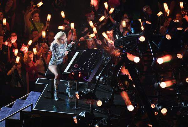 In der Halbzeitshow richtete US-Popsängerin Lady Gaga derweil einen patriotischen Appell an die Vereinigten Staaten.