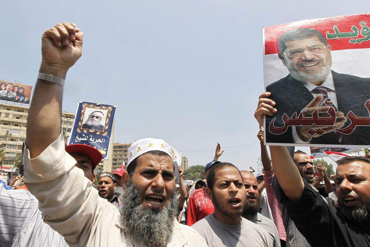 Die Muslimbruderschaft ist seit 1954 offiziell verboten, wurde aber inoffiziell geduldet. Sie ist die am besten organisierte politische Bewegung Ägyptens und arbeitete vornehmlich im Untergrund. Deren Partei "Freiheit und Gerechtigkeit" erhielt bei der ersten Parlamentswahl die meisten Stimmen (37,5 Prozent). Kritiker werfen der Bewegung islamistische Ziele vor. Auch der abgesetzte Präsident Mursi stammt aus der Muslibruderschaft.
