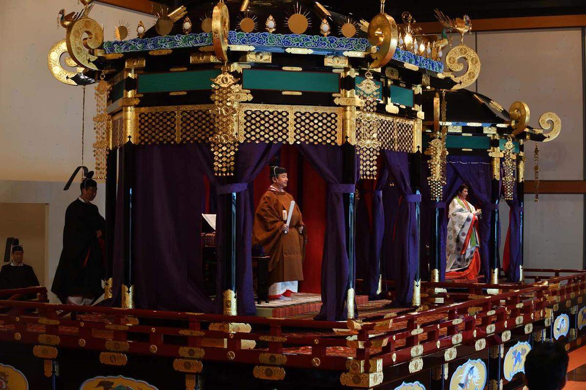 Japans neuer Kaiser Naruhito hat knapp ein halbes Jahr nach seiner Amtsübernahme offiziell seine Inthronisierung verkündet. Bei der Zeremonie im Kaiserpalast in Tokio bestieg der Kaiser den Chrysanthementhron.