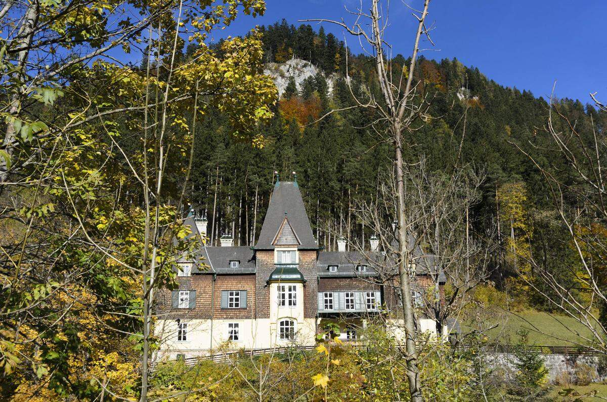 Und wie sieht es mit Österreich aus? Das Jagdschloss Mürzsteg in der Steiermark dient seit 1947 dem amtierenden Bundespräsidenten als Ort der Sommerfrische. Das Schloss hat eine lange Geschichte. Kaiser Franz Josef ließ es 1869 für Jagdgesellschaften bauen.