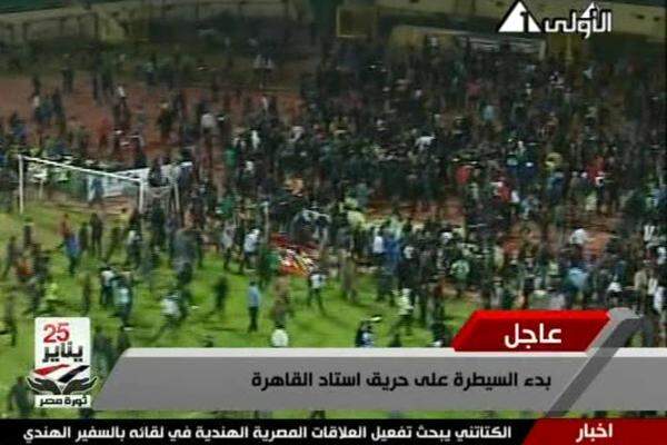 Auf Live-Bildern des ägyptischen Fernsehens war zu sehen, wie Fans den Rasen stürmten und Spieler und Anhänger der Gegenseite angriffen.