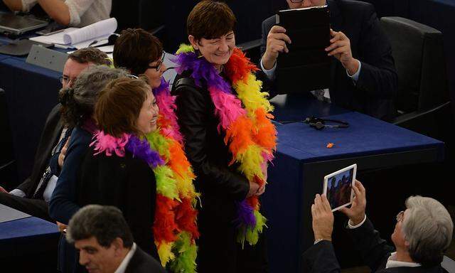 Grüne Abgeordnete wollten mit ihrern Regenbogen-Schals ein Zeichen setzen.