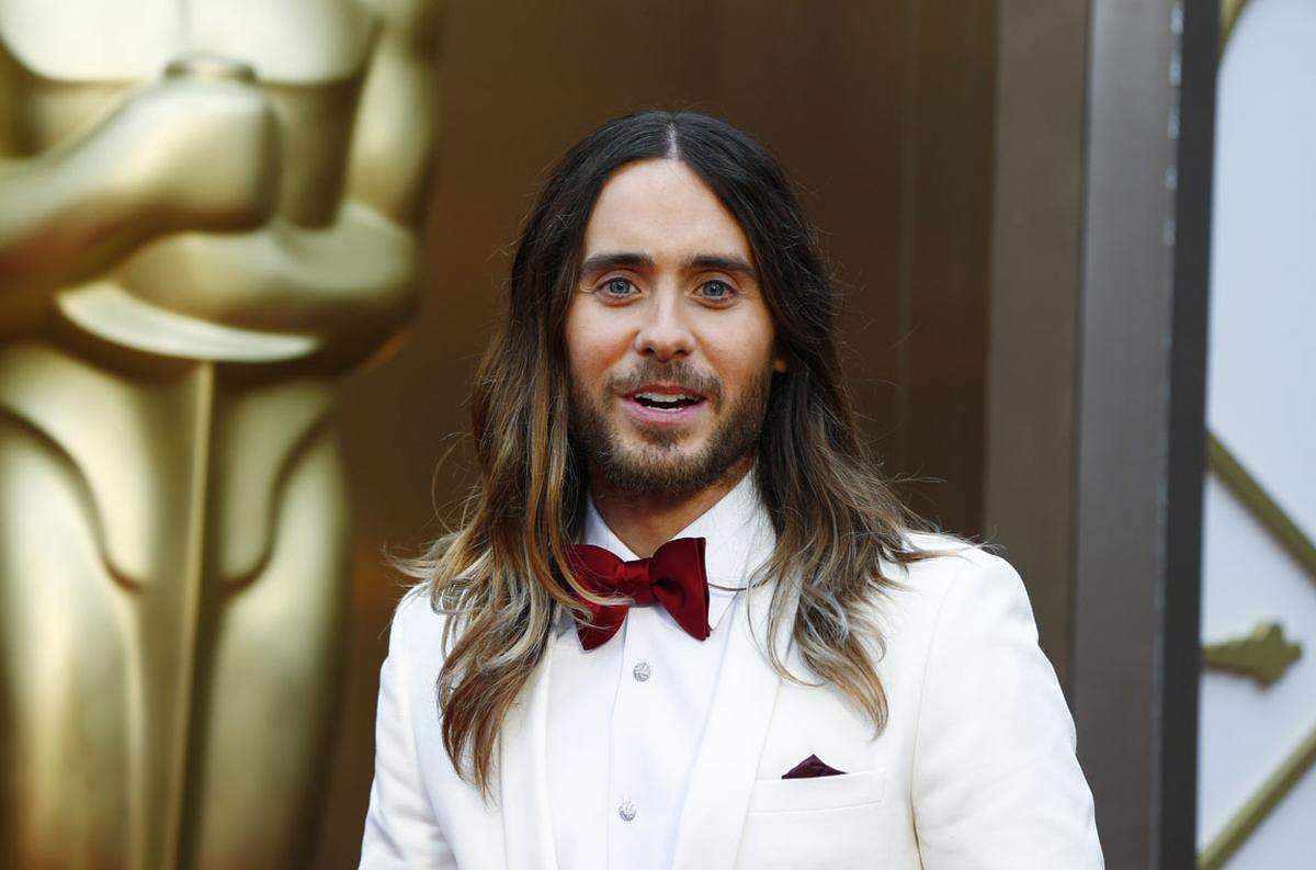 Lange Haare und Bart, so holte sich Jared Leto seinen Oscar ab.