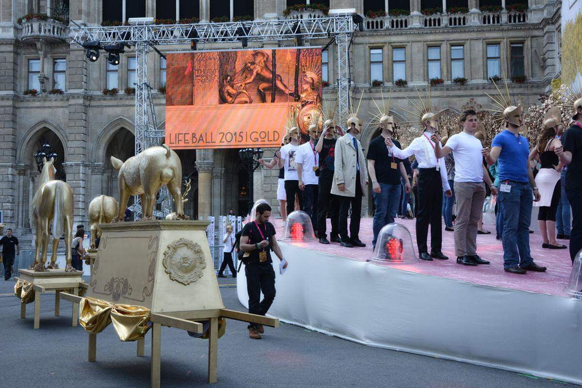 Das goldene Thema war bei der Eröffnungsshow unübersehbar. Die Bühne wurde von Gustav Klimts Beethovenfries inspiriert. Hier ein paar Bilder von der Generalprobe.