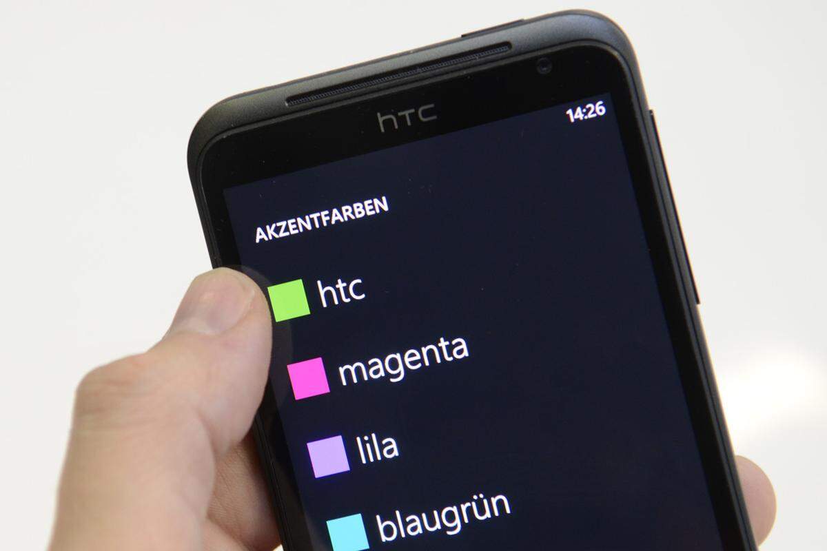Der Hersteller hat ein wenig an den Einstellungen gefeilt. So wurde eine neue Farbe integriert, die sich vollmundig "HTC" nennt. Außerdem gibt es Komfort-Funktionen unter dem Menüpunkt "Aufmerksames Telefon". Diese ermöglichen es etwa, das Gerät auf Stumm zu schalten, indem man es auf die Vorderseite legt, oder stellt das Handy lauter, wenn es in die Hosentasche verschwindet.