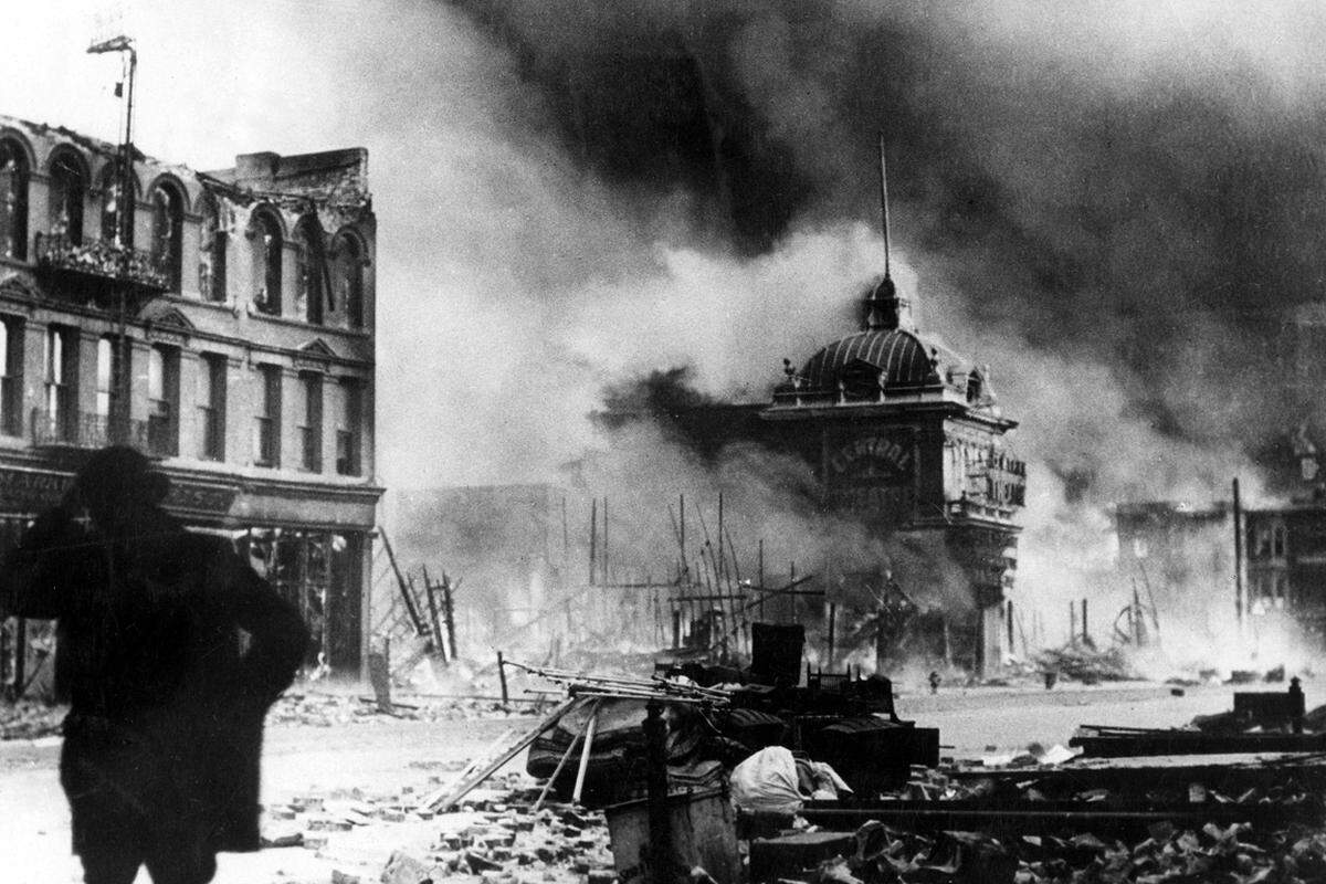 Kurz nach dem Beben tobten überall in der Stadt Feuer, durch zerborstene Gasleitungen angefacht. Der italienische Star-Tenor Enrico Caruso, der am Vorabend des Bebens in der Oper auf der Bühne stand, beschrieb den Blick aus dem prachtvollen Palace Hotel, das dem Erdstoß standhielt, später aber ausbrannte: "Was ich sehe, lässt mich vor Angst erzittern. Ich sehe Gebäude einstürzen, große Mauerstücke fallen, und von der Straße höre ich Weinen und Schreie von Männern, Frauen und Kindern."