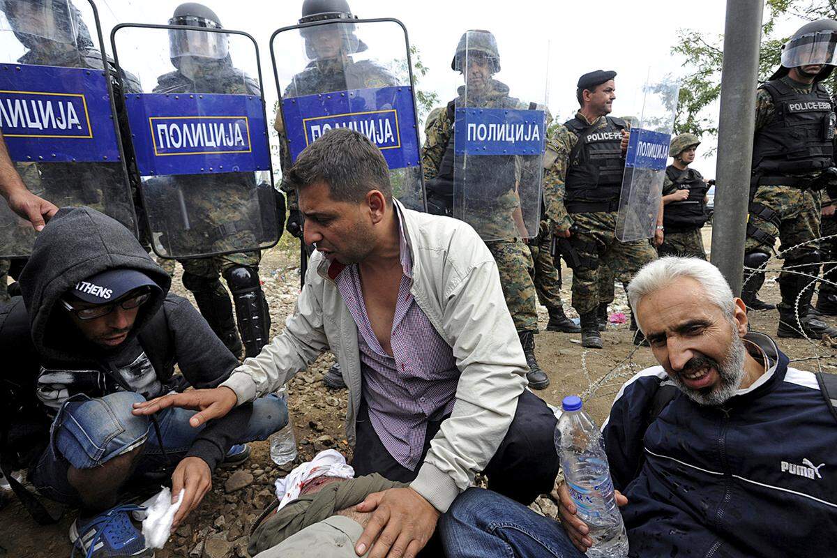 Der Ausnahmezustand beinhaltet auch den Einsatz von Militär an der Grenze zu Griechenland und in der Gemeinde Kumanovo im Norden Mazedoniens.