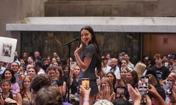 Von ihren jungen Fans umringt: Olivia Rodrigo am Rockefeller Center in New York.