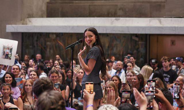 Von ihren jungen Fans umringt: Olivia Rodrigo am Rockefeller Center in New York.