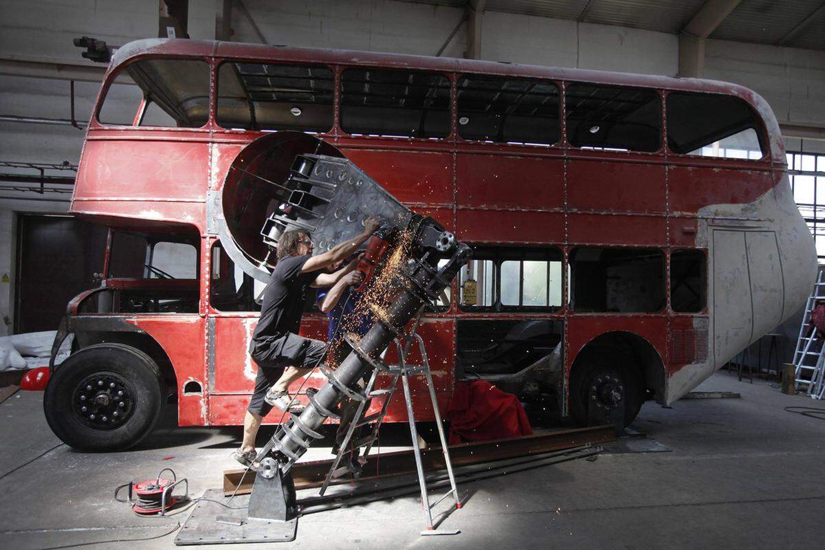 In einer Fabrikshalle in Tschechien bastelte Cerny an der Roboter-Skulptur bereits im Mai. Er hofft, dass sein Bus das inoffizielle Maskottchen der Olympischen Spiele 2012 wird.