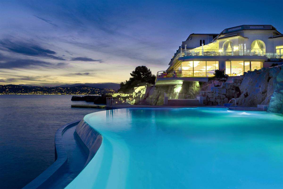 Das Hotel gehört zu einem der exklusivsten Adressen der französischen Riviera. Der Pool wurde direkt in die Klippen gebaut.