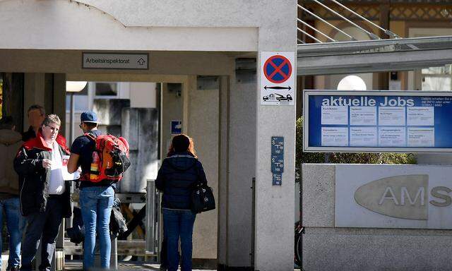 Das AMS in Salzburg - die Coronaviruskrise beschert Österreich neue Arbeitslosen-Höchststände.