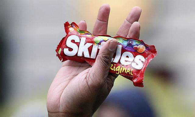 "Wenn ich eine Schale Skittles hätte und Dir sagen würde, dass Dich drei davon töten würden. Würdest Du dann eine Handvoll nehmen?"