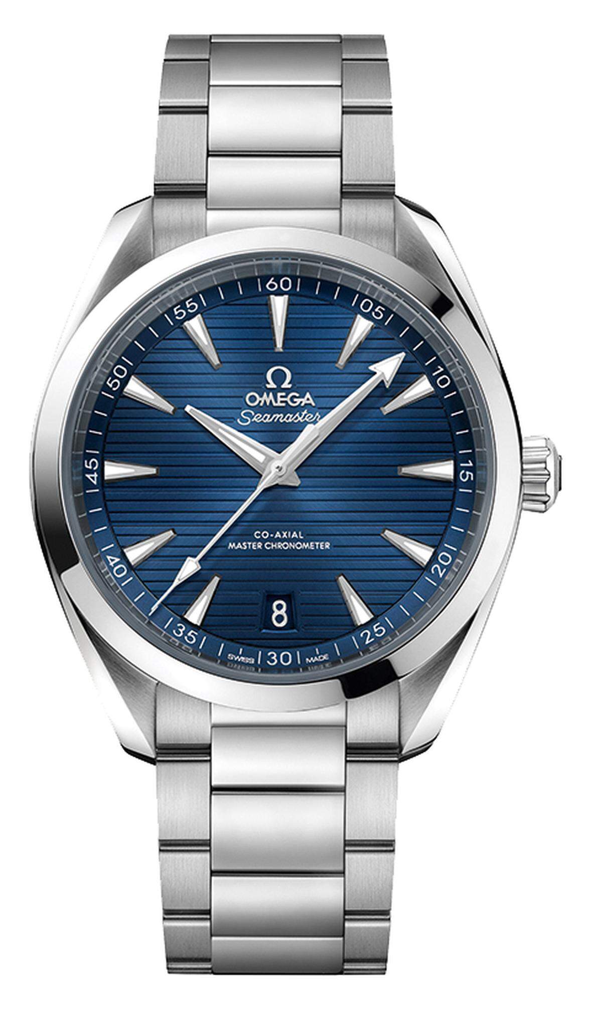 Omega "Seamaster Aqua Terra". Die Sportuhrenlinie wird um eine blaue Variante mit einem Durchmesser von 41mm erweitert. Das sonnengebürstete Zifferblatt ist mit dem charakteristischen "Teak"-Muster versehen, das an die Holzdecks von Luxussegelbooten erinnern soll. Im Inneren tickt das Master-Chronometer-Kaliber 8900.