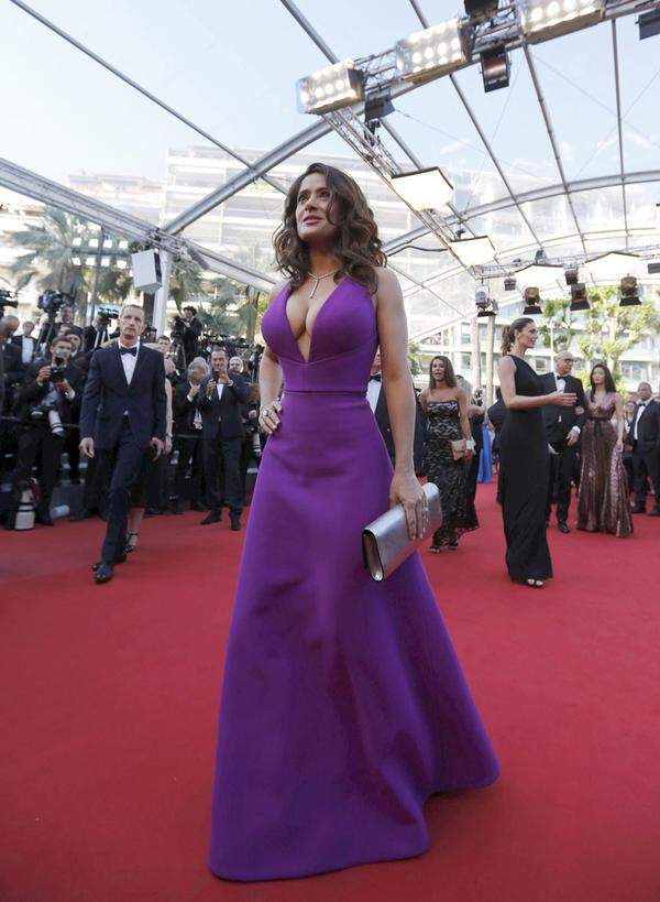 Glamourös geht es auf dem roten Teppich in Cannes zu, Salma Hayek fiel den Fotografen in einer violetten Robe von Gucci ins Auge.