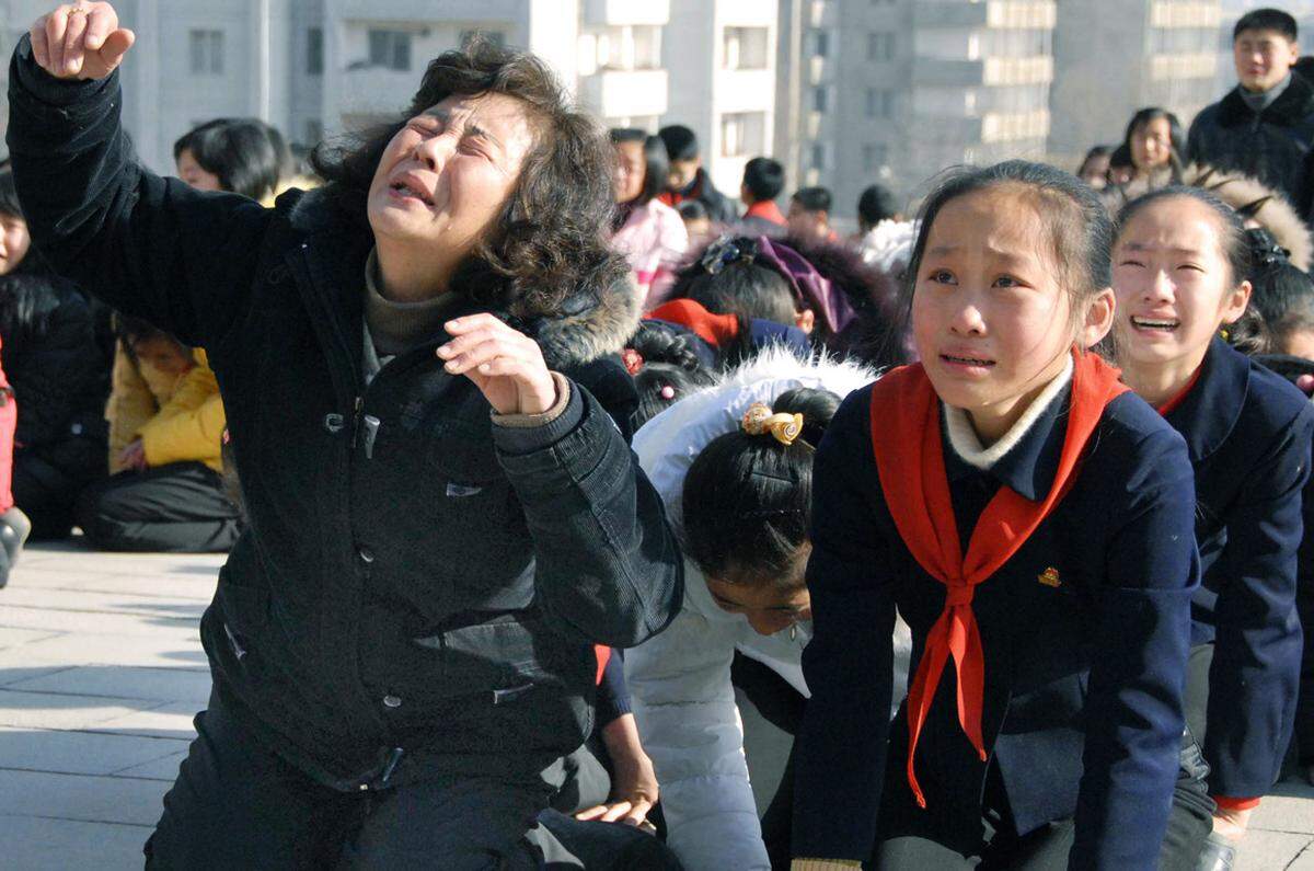 Nach dem Tod von Nordkoreas Diktator Kim Jong-il hat die Führung Staatstrauer angeordnet. Bis zum 29. Dezember darf weder gesungen noch getanzt werden. Die staatliche Propaganda berichtet von "unbeschreiblicher Trauer" um den "geliebten Führer".
