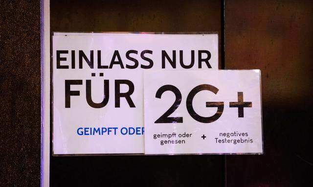 Symbolbild: Aushang auf der Tür eines Lokals nahe der Reeperbahn auf St. Pauli.