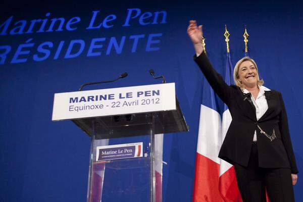 Ihre Bewegung werde das System zum Beben bringen und sich als "einzige und wahrhafte Opposition" zur "ultra-liberalen Linken" positionieren, verspricht Le Pen ihren jubelnden Anhängern.