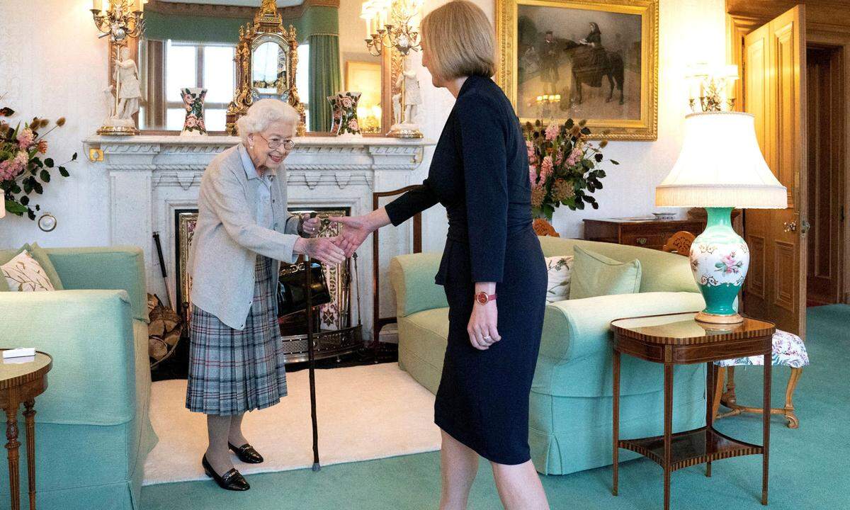 6. September. Es waren die letzten Fotos von Queen Elizabeth II. - entstanden anlässlich ihres Zusammentreffens mit der neuen Premierministerin Liz Truss auf Schloss Balmoral. Auf einem der Bilder steht sie, gebeugt auf ihren Stock und schon sehr blass und fragil aussehend, vor dem offenen Kamin. Sie absolviert ihren Dienst bis zuletzt. Und sie lächelt dabei.