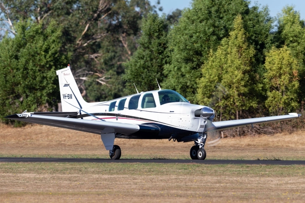 Das Kleinflugzeug vom Typ Beechcraft Bonanza sei aus bisher ungeklärten Gründen ins Trudeln geraten. Alle vier Menschen an Bord kamen ums Leben. (Symbolbild)