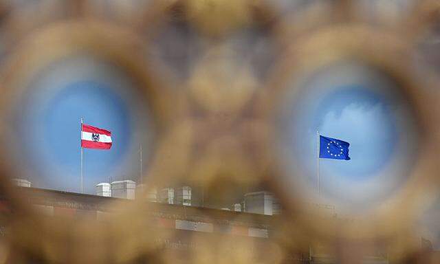 Österreich- und EU-Flagge auf der Hofburg in Wien. Was heißt es eigentlich, neutral zu sein?