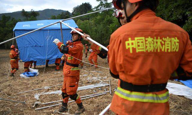 Rettungskräfte errichten Zelte für die Katastrophenhilfe