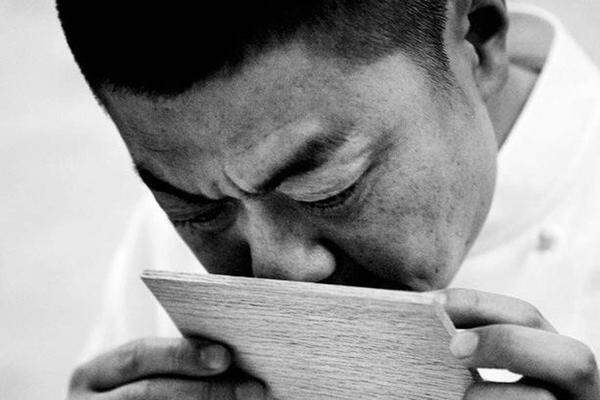 Französische Küche mit japanischen Zutaten. Chefkoch Yoshihiro Narisawa überwindet kulinarische Grenzen mit Leichtigkeit und serviert zum Beispiel auch ein "Brot des Waldes".narisawa-yoshihiro.com