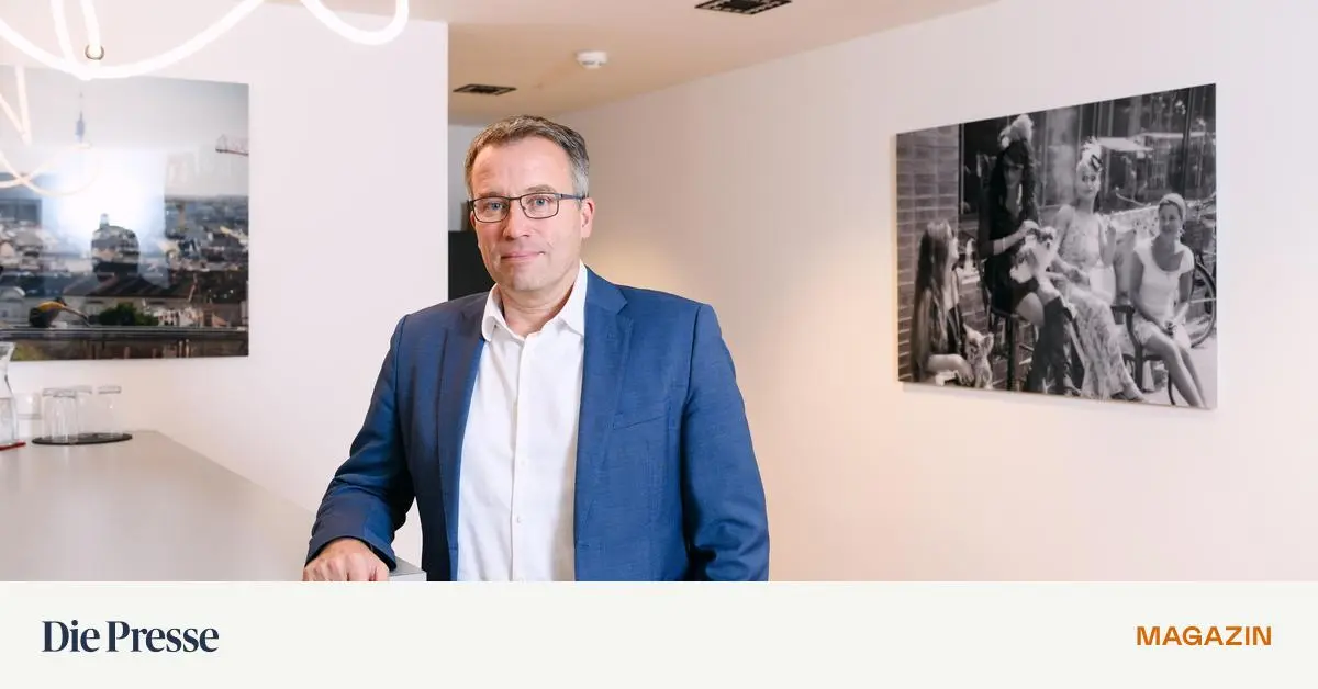 AMS-Chef-Man-m-sste-zu-den-Gefl-chteten-sagen-Bitte-bleibt-da-premium-