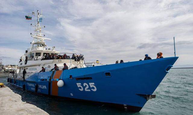 Fluechtlinge im Hafen Mytilini Griechenl