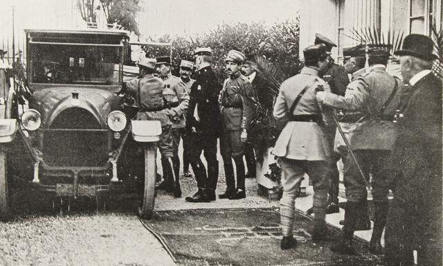 Die Akten des Staatsvertrages werden im Auto Karl Renners verstaut. Saint-Germain-en-Laye, September 1919.