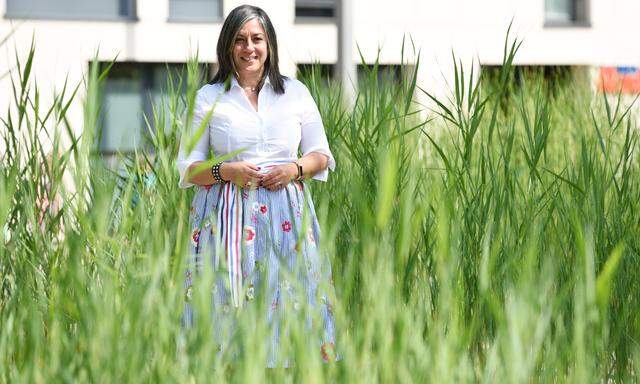 Eine Grüne im Grünen: Maria Vassilakou absolvierte ihre Abschiedsinterviews auf dem Nordbahnhofgelände. Dort in der Nähe wird übrigens auch Christoph Chorherr seine Bäckerei eröffnen. 