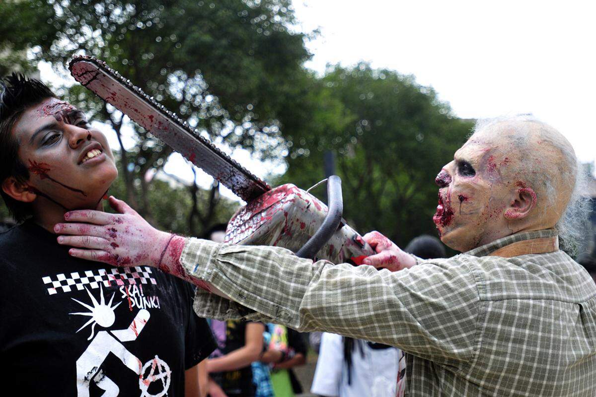 Die entsprechend gekleideten und gruselig geschminkten Untoten haben mit dem "Zombie Walk" einen neuen Teilnehmerrekord in Angriff genommen