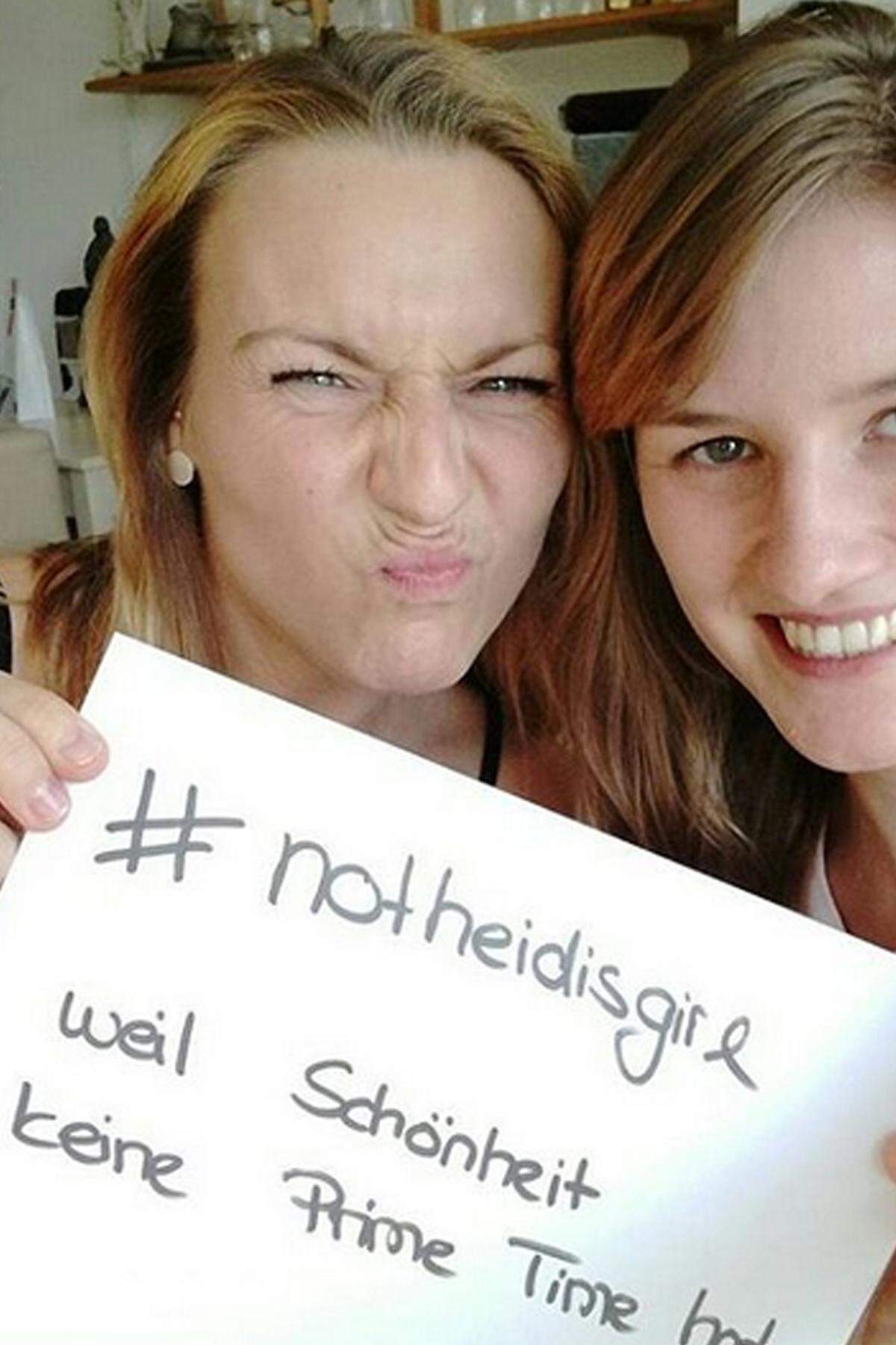 Die Promo-Idee wurde allerdings von Kritikern der Castingshow gehijackt. Unter dem Hashtag #NotHeidisGirl machen junge Frauen auf Instagram gerade auf die vielen problematischen, oft sexistischen Seiten der Topmodel-Sendung aufmerksam.